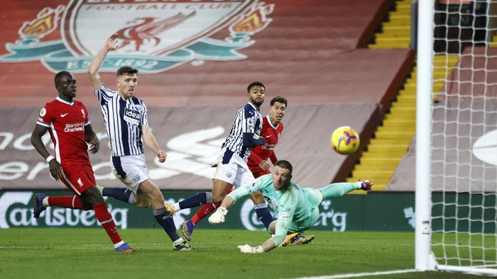 LIVERPOOL, ENGLAND - DECEMBER 27: Roberto Firmino of Liverpool takes a shot that that is saved by Sam Johnstone of West Bromwich Albion during the Premier League match between Liverpool and West Bromwich Albion at Anfield on December 27, 2020 in Liverpool, England. A limited number of fans (2000) are welcomed back to stadiums to watch elite football across England. This was following easing of restrictions on spectators in tiers one and two areas only. (Photo by Clive Brunskill/Getty Images)