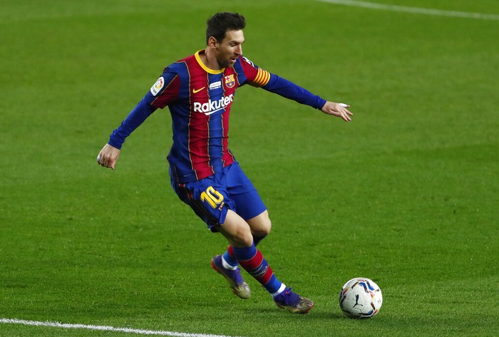 Barcelona's Lionel Messi controls the ball on the edge of the penalty area during the Spanish La Liga soccer match between Barcelona and Valencia at the Camp Nou stadium in Barcelona, Spain, Saturday, Dec. 19, 2020. (AP Photo/Joan Monfort)