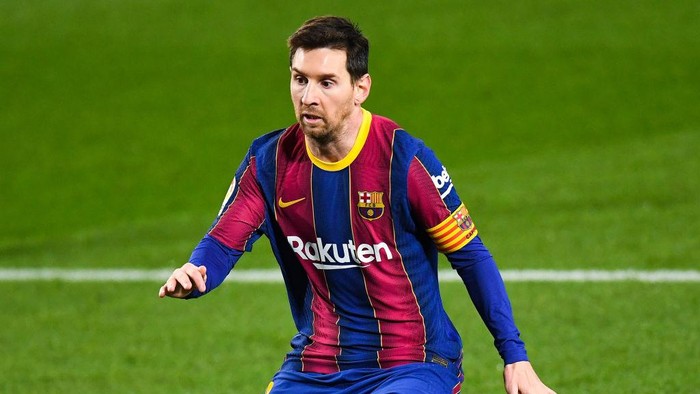 BARCELONA, SPAIN - DECEMBER 16: Lionel Messi of FC Barcelona looks on during the La Liga Santander match between FC Barcelona and Real Sociedad at Camp Nou on December 16, 2020 in Barcelona, Spain. Sporting stadiums around Spain remain under strict restrictions due to the Coronavirus Pandemic as Government social distancing laws prohibit fans inside venues resulting in games being played behind closed doors. (Photo by David Ramos/Getty Images)