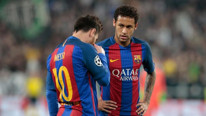 TURIN, ITALY - APRIL 11:  Neymar Jr of FC Barcelona (R) and his teammate Lionel Messi show their dejection during the UEFA Champions League Quarter Final first leg match between Juventus and FC Barcelona at Juventus Stadium on April 11, 2017 in Turin, Italy.  (Photo by Emilio Andreoli/Getty Images)