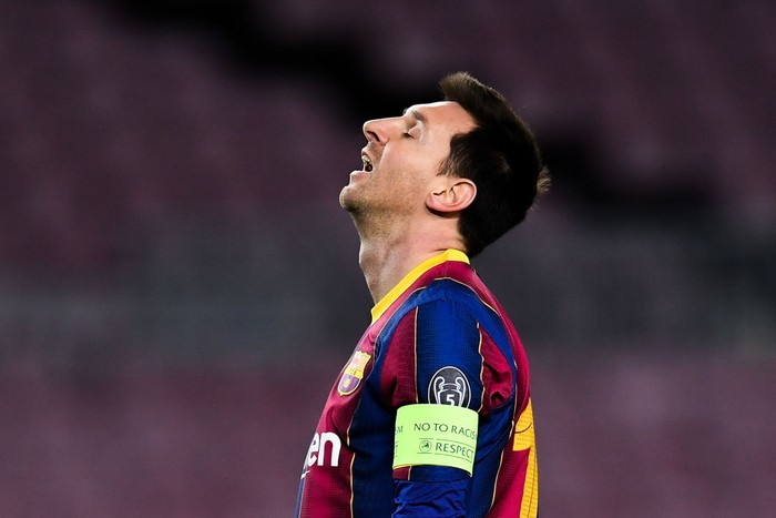 BARCELONA, SPAIN - DECEMBER 08: Lionel Messi of FC Barcelona shows his dejection during the UEFA Champions League Group G stage match between FC Barcelona and Juventus at Camp Nou on December 08, 2020 in Barcelona, Spain. Sporting stadiums around Spain remain under strict restrictions due to the Coronavirus Pandemic as Government social distancing laws prohibit fans inside venues resulting in games being played behind closed doors. (Photo by David Ramos/Getty Images)