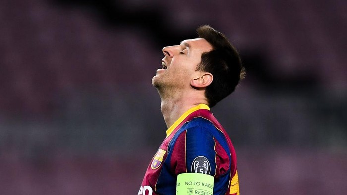 BARCELONA, SPAIN - DECEMBER 08: Lionel Messi of FC Barcelona shows his dejection during the UEFA Champions League Group G stage match between FC Barcelona and Juventus at Camp Nou on December 08, 2020 in Barcelona, Spain. Sporting stadiums around Spain remain under strict restrictions due to the Coronavirus Pandemic as Government social distancing laws prohibit fans inside venues resulting in games being played behind closed doors. (Photo by David Ramos/Getty Images)