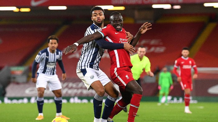 LIVERPOOL, ENGLAND - DECEMBER 27: Darnell Furlong of West Bromwich Albion and Sadio Mane of Liverpool battle for possession during the Premier League match between Liverpool and West Bromwich Albion at Anfield on December 27, 2020 in Liverpool, England. A limited number of fans (2000) are welcomed back to stadiums to watch elite football across England. This was following easing of restrictions on spectators in tiers one and two areas only. (Photo by Stu Forster/Getty Images)