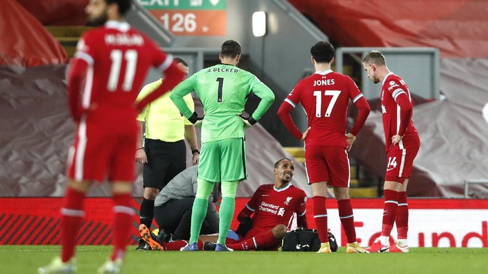 LIVERPOOL, ENGLAND - DECEMBER 27: Joel Matip of Liverpool talks with teammates Jordan Henderson and Curtis Jones whilst he receives treatment as he sits down injured during the Premier League match between Liverpool and West Bromwich Albion at Anfield on December 27, 2020 in Liverpool, England. A limited number of fans (2000) are welcomed back to stadiums to watch elite football across England. This was following easing of restrictions on spectators in tiers one and two areas only. (Photo by Clive Brunskill/Getty Images)