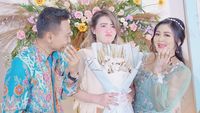 7 Momen Adik Via Vallen Lamaran, Wajah Ngambek Sang Pedangdut Jadi Sorotan