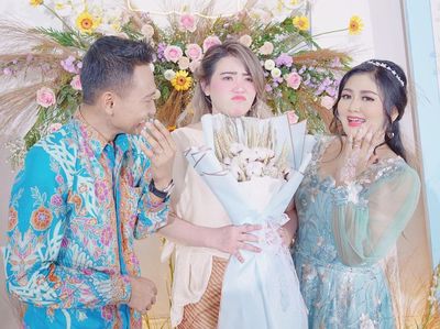 7 Momen Adik Via Vallen Lamaran, Wajah Ngambek Sang Pedangdut Jadi Sorotan