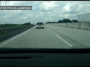 Polisi Setop Mobil Oleng di Tol Trans Sumatera, Sopirnya Dikerokin!