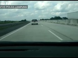 Polisi Setop Mobil Oleng di Tol Trans Sumatera, Sopirnya Dikerokin!