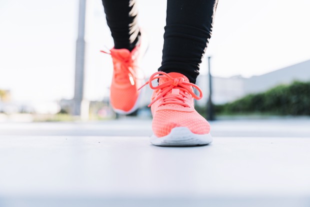 Ajak tubuh untuk olahraga minimal dengan berjalan dalam beberapa kali seminggu.