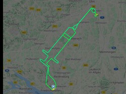 Ajak Orang Vaksinasi COVID-19, Pilot Gambar Alat Suntik Raksasa di Udara