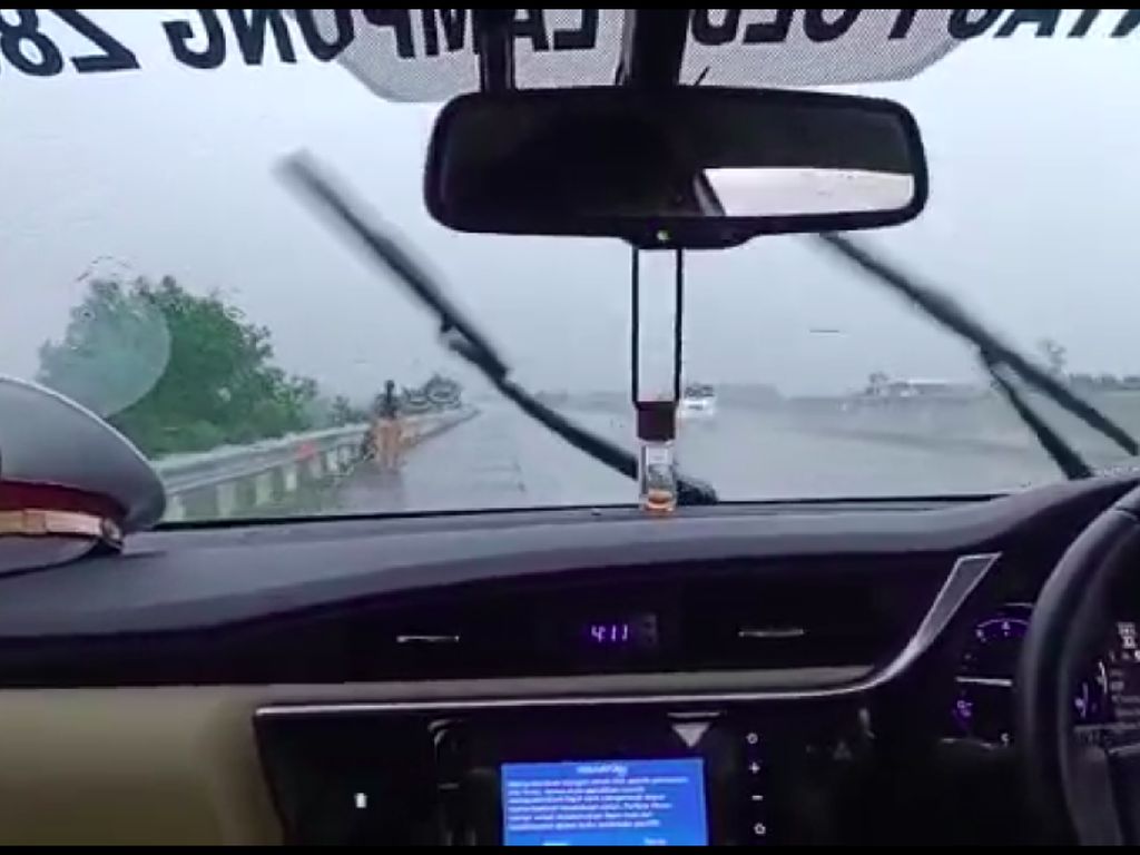 Cekcok dengan Suami, Ibu Bawa 2 Anak Jalan Kaki di Tol Lampung Dievakuasi Cekcok dengan Suami, Ibu Bawa 2 Anak Jalan Kaki di Tol Lampung Dievakuasi
