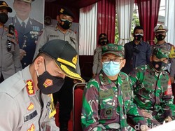 Cek Pos Pengamanan Tahun Baru, Polri-TNI Bagikan 1.000 Masker