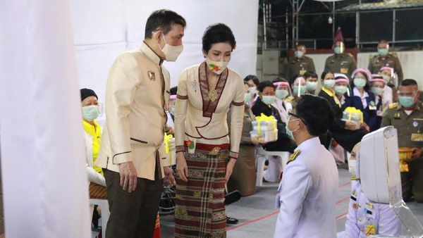 7 Foto Kebersamaan Raja Thailand dan Selirnya Saat Heboh Foto Syur Beredar