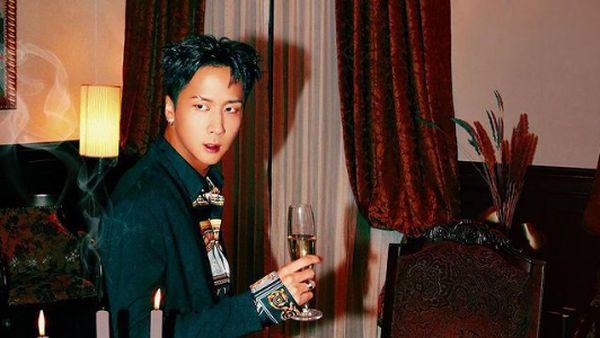 Ravi VIXX Kelihatan Keren Saat Minum Es Kopi dan Cola