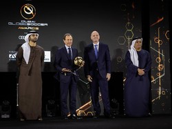 Sementara untuk kategori Klub Terbaik Abad Ini diberikan kepada Real Madrid. Trofi Dubai dOrs diterima langsung legenda Los Blancos, Emilio Butragueno. (Foto: Twitter)