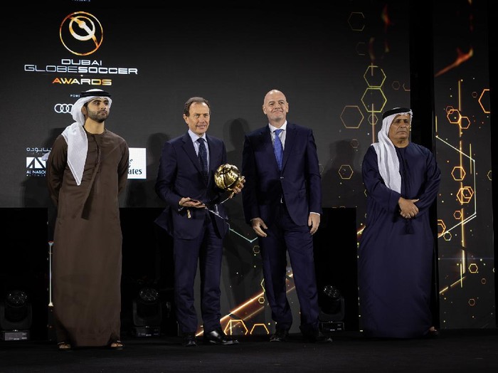 Real Madrid mendapatkan penghargaan Klub Terbaik Abad Ini versi Dubai d'Ors.