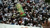 Ribuan Pelayat Hadiri Pemakaman Habib Hasan Assegaf