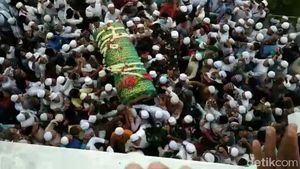 Ribuan Pelayat Hadiri Pemakaman Habib Hasan Assegaf