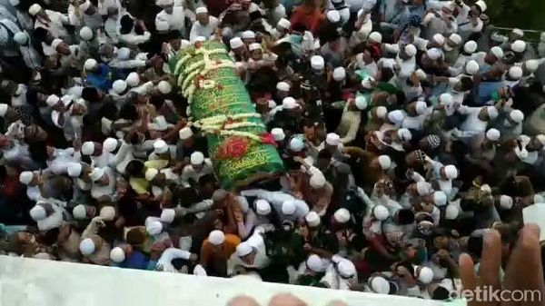 Ribuan Pelayat Hadiri Pemakaman Habib Hasan Assegaf