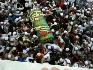 Ribuan Pelayat Hadiri Pemakaman Habib Hasan Assegaf Ribuan Pelayat Hadiri Pemakaman Habib Hasan Assegaf