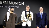 Bayern Munich memenangkan penghargaan kategori Klub Terbaik 2020. Trofi Dubai dOrs diterima perwakilan Die Roten, Robert Lewandowski. (Foto: Twitter)