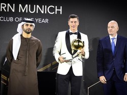 Bayern Munich memenangkan penghargaan kategori Klub Terbaik 2020. Trofi Dubai dOrs diterima perwakilan Die Roten, Robert Lewandowski. (Foto: Twitter)