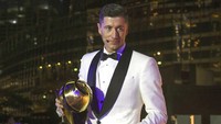Bintang Bayern Munich, Robert Lewandowski, meraih penghargaan Dubai dOrs kategori Pemain Terbaik 2020. (Foto: AP/Fabio Ferrari)