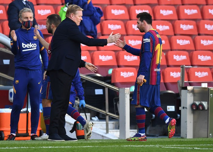 BARCELONA, SPAIN - NOVEMBER 29: Ronald Koeman, Head Coach of Barcelona shakes hands with Lionel Messi  during the La Liga Santander match between FC Barcelona and C.A. Osasuna at Camp Nou on November 29, 2020 in Barcelona, Spain. Sporting stadiums around Spain remain under strict restrictions due to the Coronavirus Pandemic as Government social distancing laws prohibit fans inside venues resulting in games being played behind closed doors. (Photo by David Ramos/Getty Images)