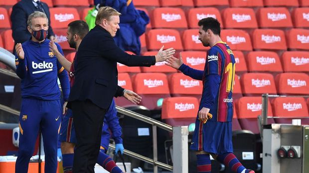 BARCELONA, SPAIN - NOVEMBER 29: Ronald Koeman, Head Coach of Barcelona shakes hands with Lionel Messi  during the La Liga Santander match between FC Barcelona and C.A. Osasuna at Camp Nou on November 29, 2020 in Barcelona, Spain. Sporting stadiums around Spain remain under strict restrictions due to the Coronavirus Pandemic as Government social distancing laws prohibit fans inside venues resulting in games being played behind closed doors. (Photo by David Ramos/Getty Images)