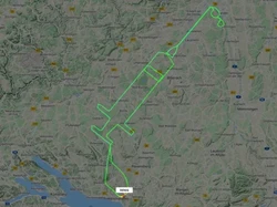 Rayakan Peluncuran Vaksin, Pilot Gambar Jarum Suntik di Angkasa
