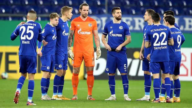 GELSENKIRCHEN, GERMANY - DECEMBER 22: The team of Schalke comes together prior to the DFB Cup second round match between SSV Ulm 1846 Fußball and FC Schalke 04 at Veltins Arena on December 22, 2020 in Gelsenkirchen, Germany. (Photo by Christof Koepsel/Getty Images)