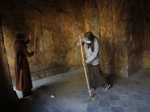 Seniman Kerja Keras Melestarikan Bangunan Tua di Kota Gaza