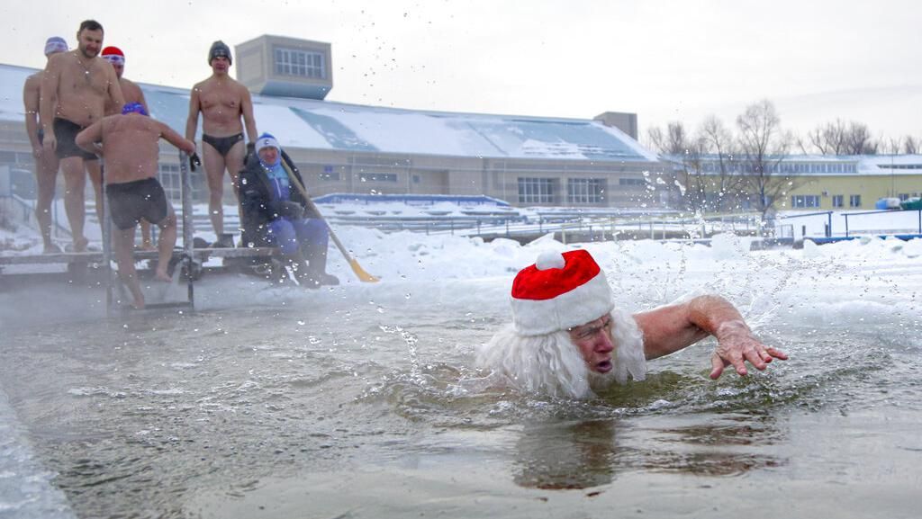 Unik! Di Rusia Ada Tradisi Berenang Dalam Air Es Saat Musim Dingin