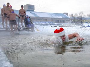 Unik! Di Rusia Ada Tradisi Berenang Dalam Air Es Saat Musim Dingin