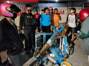 Tukang Bakso di Makassar Ditabrak Lari, Gerobak Hancur-Dilarikan ke RS