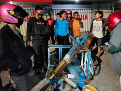 Tukang Bakso di Makassar Ditabrak Lari, Gerobak Hancur-Dilarikan ke RS