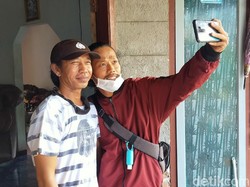 Sibuknya Pria Banyuwangi Mirip Jokowi Layani Warga Ingin Selfie