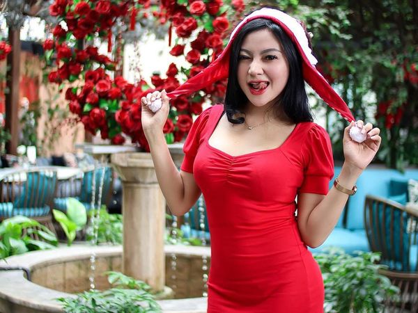 8 Potret Maria Arra, Model dan DJ Seksi yang Pernah Bungkus Artis Terkenal