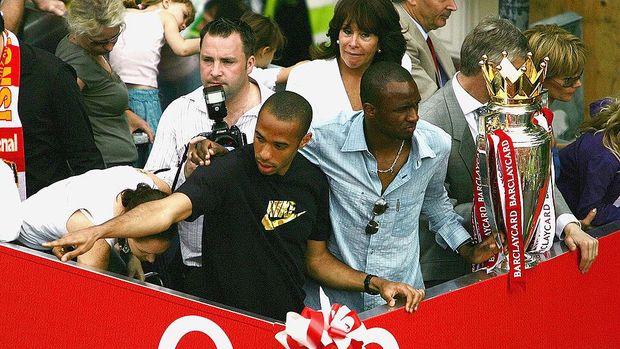 LONDON - MAY 16:  Thierry Henry (L) and Patrick Vieira are seen at the front of the bus outside the Islington Town Hall during the Arsenal Football Club victory parade to show the League Champions with their FA Barclaycard Premiership Trophy on May 16, 2004 in Highbury, London. (Photo by Clive Mason/Getty Images)