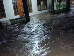 Banjir Akibat Hujan Deras 2 Jam Rendam 300 Rumah di Madiun