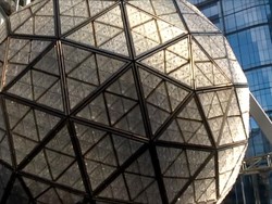 Cantiknya Bola Kristal Hiasi Times Square untuk Malam Tahun Baru