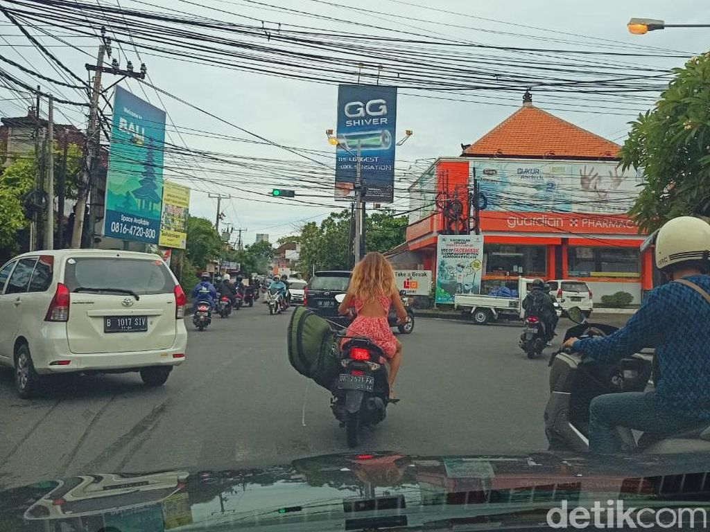 Duh, Masih Ada Aja Bule Gak Pake Helm Motoran di Bali