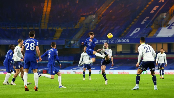 LONDON, ENGLAND - DECEMBER 28: A general view of play as Mason Mount of Chelsea battles for possession with John McGinn of Aston Villa during the Premier League match between Chelsea and Aston Villa at Stamford Bridge on December 28, 2020 in London, England. The match will be played without fans, behind closed doors as a Covid-19 precaution. (Photo by Richard Heathcote/Getty Images)