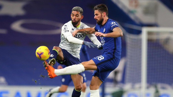 LONDON, ENGLAND - DECEMBER 28: Olivier Giroud of Chelsea battles for possession with Douglas Luiz of Aston Villa during the Premier League match between Chelsea and Aston Villa at Stamford Bridge on December 28, 2020 in London, England. The match will be played without fans, behind closed doors as a Covid-19 precaution. (Photo by Catherine Ivill/Getty Images)
