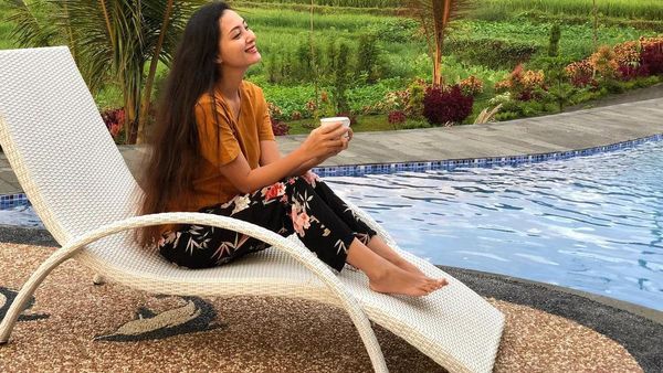 Ngopi Santai Jadi Rahasia Della Puspita Awet Muda dan Cantik