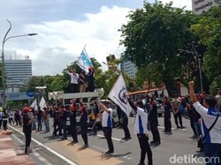 Massa KSPI Suarakan Tolak Omnibus Law dengan Social Distancing