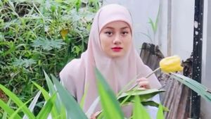 6 Pesona Dinda Hauw Foto Ala 90-an, Pakai Hijab Bak Anak Madrasah