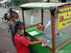 Kisah 2 Bocah Kakak Beradik Siswa SD Jualan Bolang-baling di Kudus
