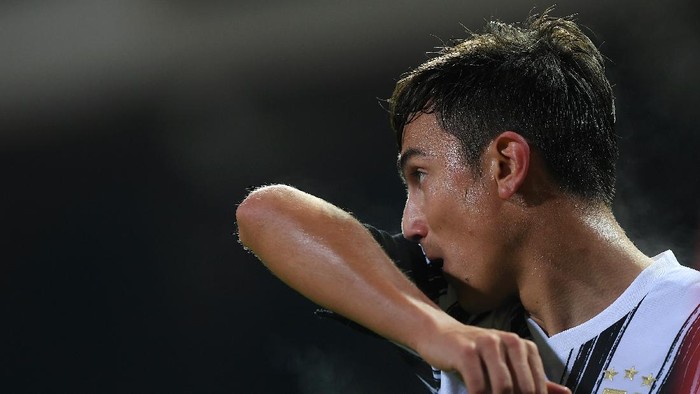 BENEVENTO, ITALY - NOVEMBER 28: Paulo Dybala of Juventus stands disappointed during the Serie A match between Benevento Calcio and Juventus at Stadio Ciro Vigorito on November 28, 2020 in Benevento, Italy. (Photo by Francesco Pecoraro/Getty Images)