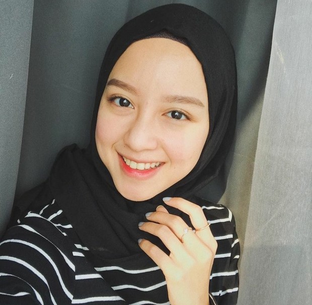 Foto:Hijab Warna Hitam/instagram.com/gitasav/ 5 Tips Hijab Agar Terlihat Tirus